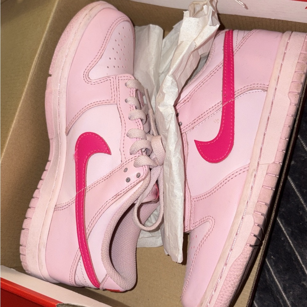 Nike Dunks Triple Pink size GS 4.5